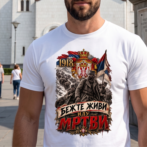 muskarac nosi belu majicu ispred hrama Svetog Save sa dizajnom bežte živi idu mrtvi
