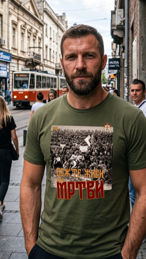 Muskarac nosi majicu sa stampom u srbiji bez te zivi idu mrtvi golgota 1918. godine